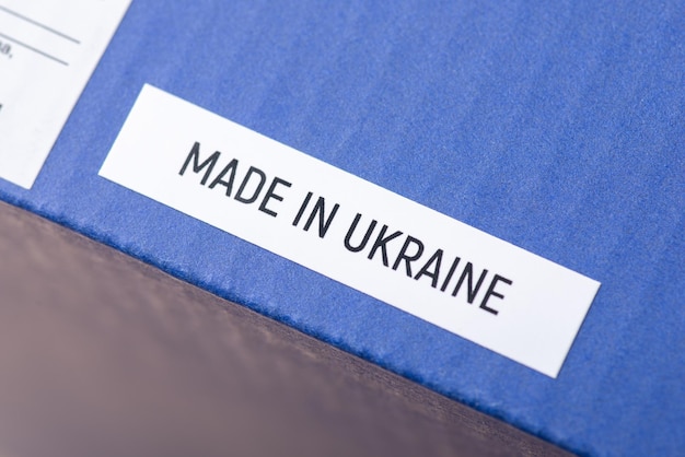 Schließen Sie oben auf der Schachtel von Schuhen mit der Aufschrift Made in Ukraine