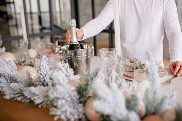 Schließen Sie oben auf festlich dekoriertem Küchenweihnachtsessen