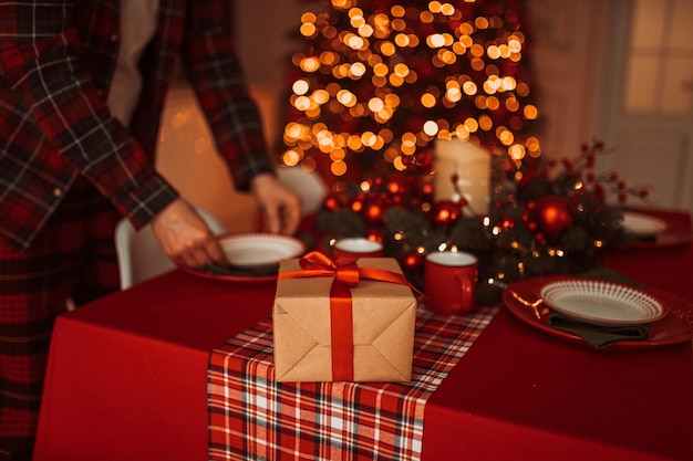 Schließen Sie oben auf festlich dekoriertem Küchenweihnachtsessen