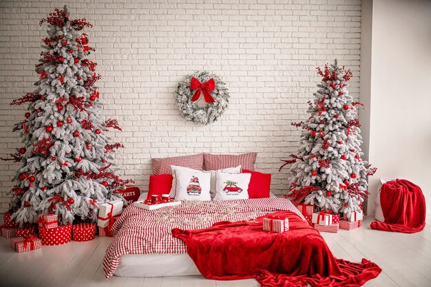 Schließen Sie oben auf festlich geschmücktem Weihnachtsschlafzimmer