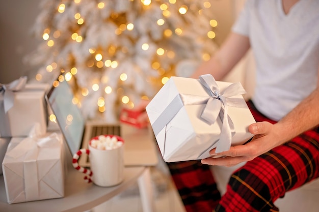 Schließen Sie oben auf festlich verpackter Weihnachtsgeschenkbox