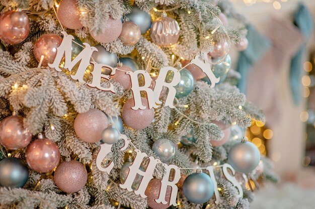 Schließen Sie oben auf festlichem Dekor einen Weihnachtsbaum