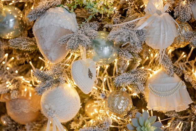 Schließen Sie oben auf festlichem Dekor einen Weihnachtsbaum