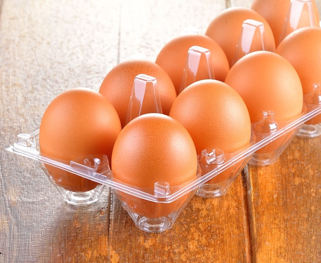 Schließen Sie oben auf frischen Eiern auf Plastikschale