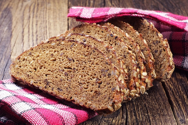 Schließen Sie oben auf geschnittenem Brot auf einer Serviette