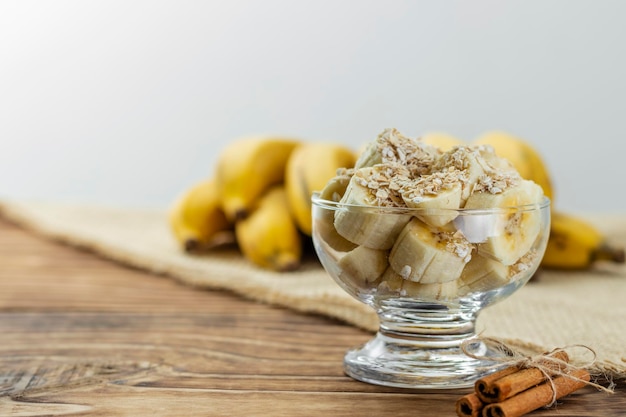 Schließen Sie oben auf Glasgefäß mit Bananenstücken mit Hafer