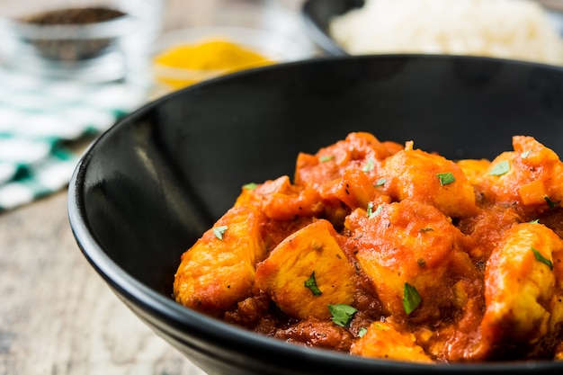 Schließen Sie oben auf Huhn Tikka Masala in der Schüssel