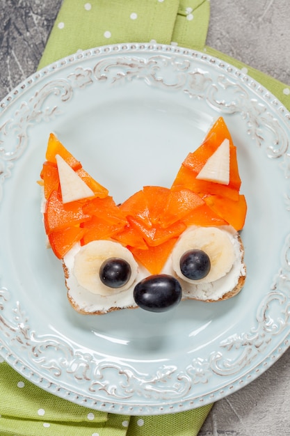 Schließen Sie oben auf Kinderfrühstückstoast mit Obst