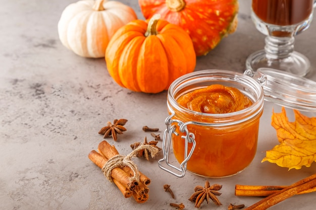 Schließen Sie oben auf Kürbismarmelade in einem Glas mit Gewürzen