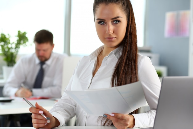 Schließen Sie oben auf schöne lächelnde Frau am Arbeitsplatz