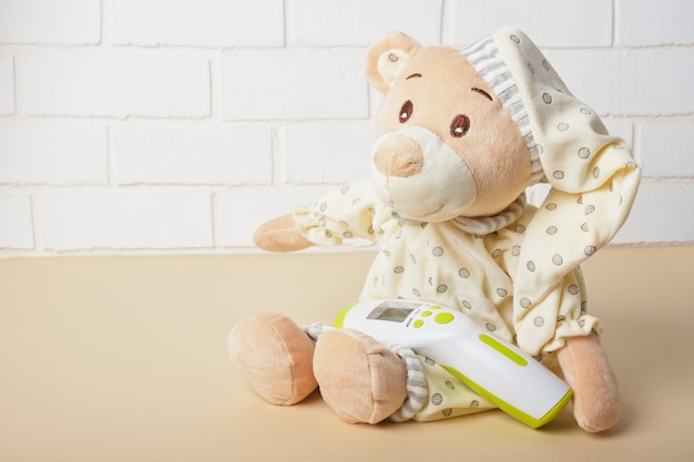 Schließen Sie oben auf schönem Teddybärspielzeug im Pyjama