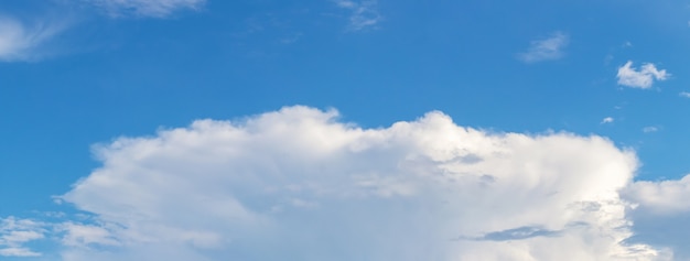 Schließen Sie oben auf schönen weißen Wolken auf einem blauen Himmel