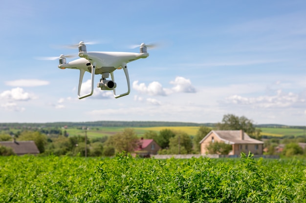 Schließen sie oben auf weißer brummenkamera. drohne quadcopter im flug