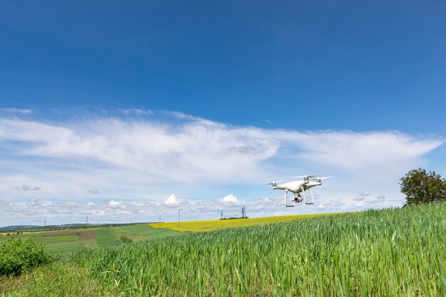 Schließen Sie oben auf weißer Brummenkamera. Drohne Quadcopter im Flug