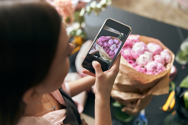 Schließen Sie oben Foto Florist bei der Arbeit.