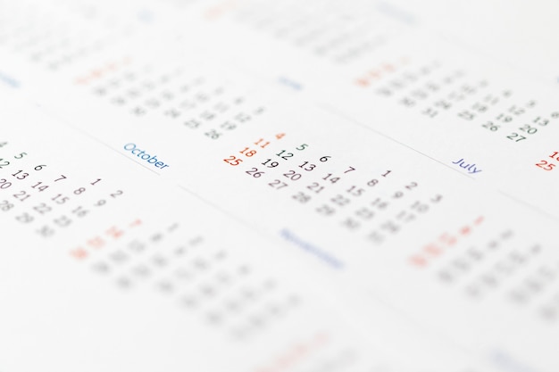 Schließen Sie oben Kalenderseitendaten abstrakt unscharfen Hintergrund Geschäftsplanungstermin Besprechungskonzept