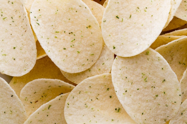 Schließen Sie oben Kartoffelchips auf Holz Draufsicht Hintergrund.