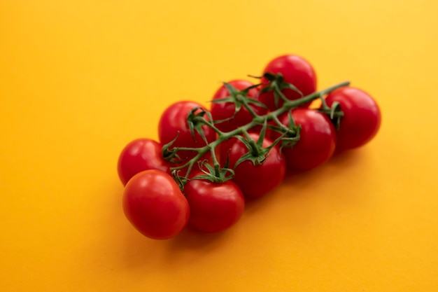 Schließen Sie oben reife Tomate auf hellgelbem Hintergrund Draufsicht flache Lage. Abstrakter Sommerhintergrund mit Tomate