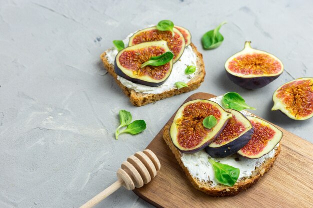 Schließen Sie oben Sandwiches mit Frischkäse und Feigen