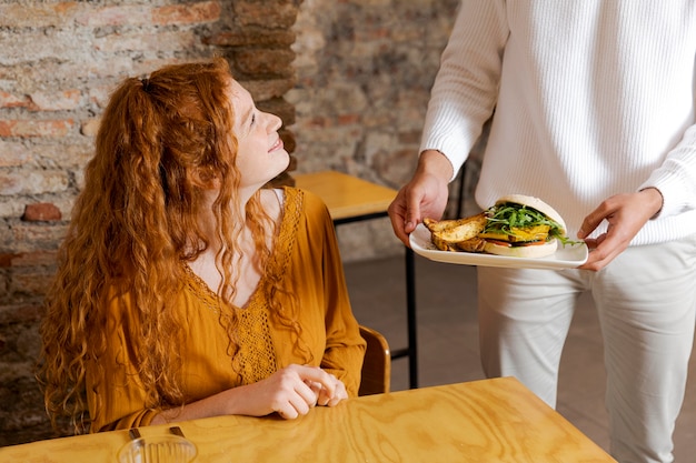 Foto schließen sie oben smiley-frau am restaurant