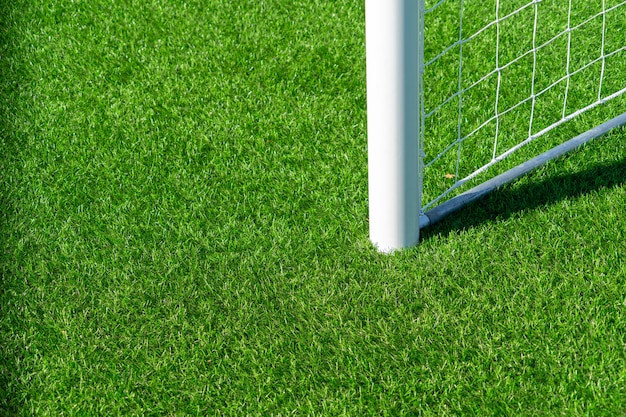 Schließen Sie oben vom Fußballfußballtor mit weißem Netz und grünem Gras