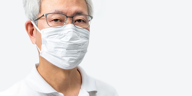 Schließen Sie oben vom Gesicht des asiatischen Mannes des grauen Haares mit Brille, die weiße N95-Maske trägt