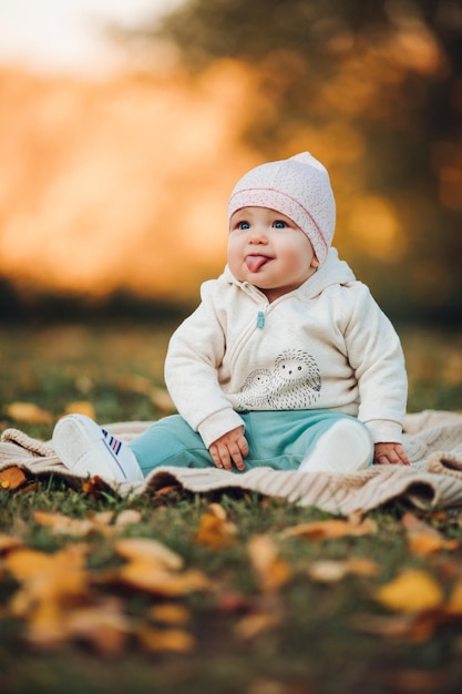 Schließen Sie oben vom Gesicht des überraschten Babys mit leicht geöffnetem Mund