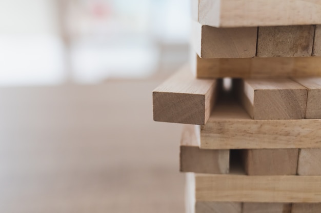 Foto schließen sie oben vom holzklotzturm (jenga) und kopieren sie raum, seitenansicht