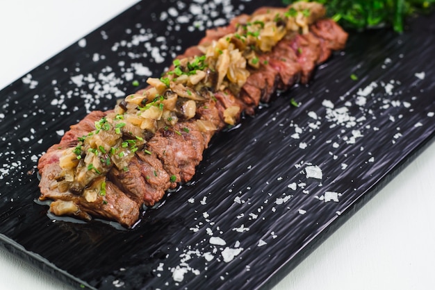 Schließen Sie oben vom japanischen Thunfisch tataki Teller