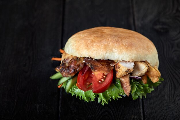 Schließen Sie oben vom Kebabsandwich auf hölzernem Hintergrund