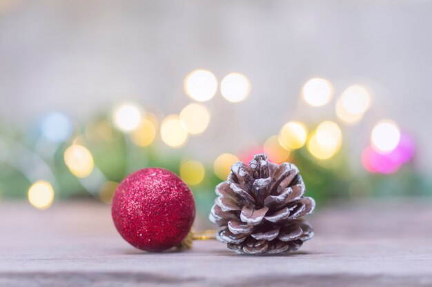 Schließen Sie oben vom roten Ball und vom pinecone für Dekorationshintergrund des Weihnachten oder des neuen Jahres