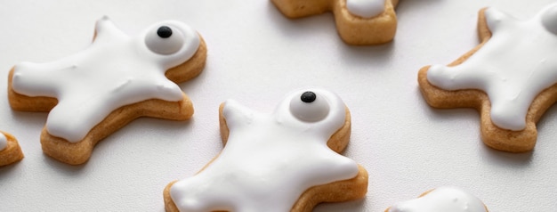 Schließen Sie oben vom Verzieren der niedlichen Halloween-Lebkuchenplätzchen mit Zuckergusscreme-Belagbeutel.