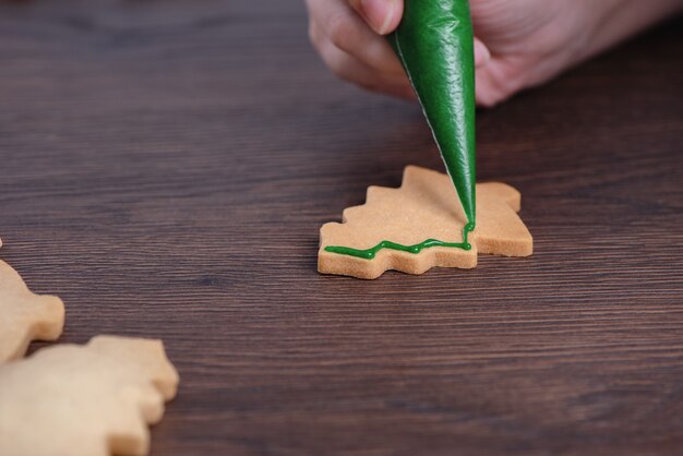 Schließen Sie oben vom Zeichnen des Lebkuchen-Weihnachtsbaumzuckerplätzchens.