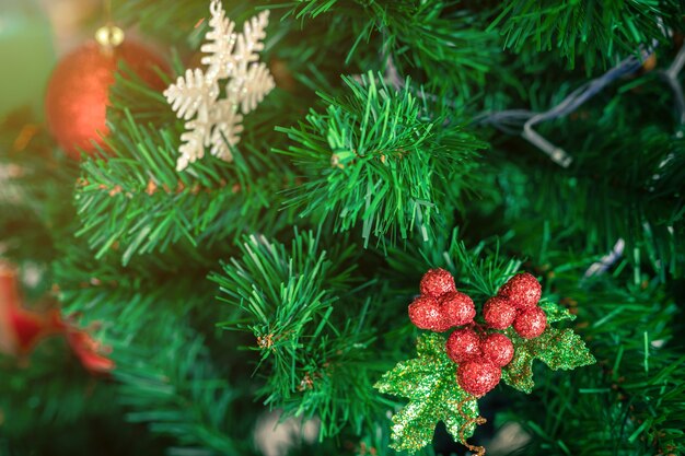 Schließen Sie oben von den bunten Kugeln auf der grünen Weihnachtsbaumhintergrunddekoration während Weihnachten und Neujahr.