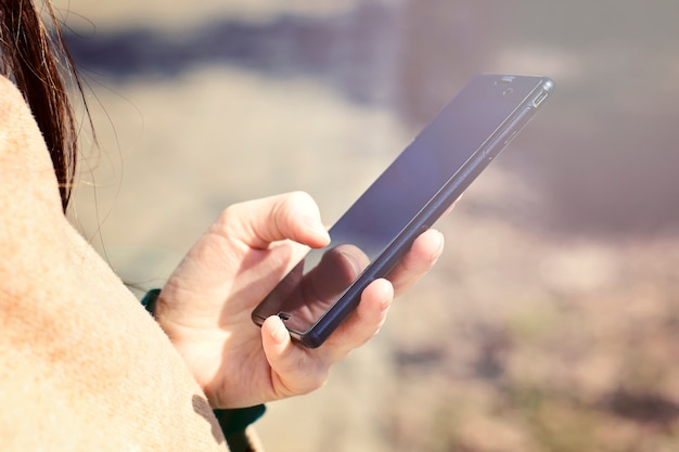 Schließen Sie oben von den Händen der Frauen, die Handy mit leerem Kopienraum halten