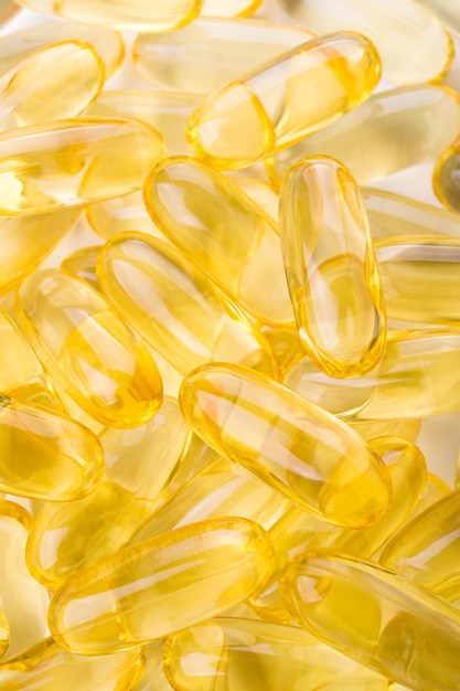 Schließen Sie oben von den Kapseln Omega 3 auf weißem Hintergrund. Draufsicht, Gesundheitskonzept