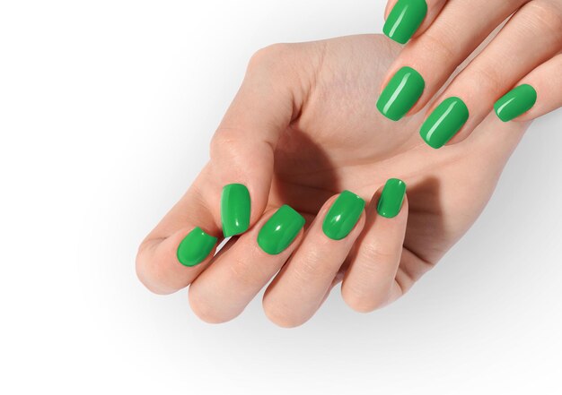 Foto schließen sie oben von den weiblichen händen mit modischen grünen nägeln auf purpurrotem hintergrund-kunst-nagel
