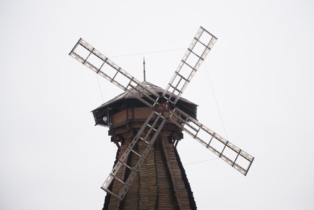 Schließen Sie oben von der alten Windmühle an einem bewölkten Tag