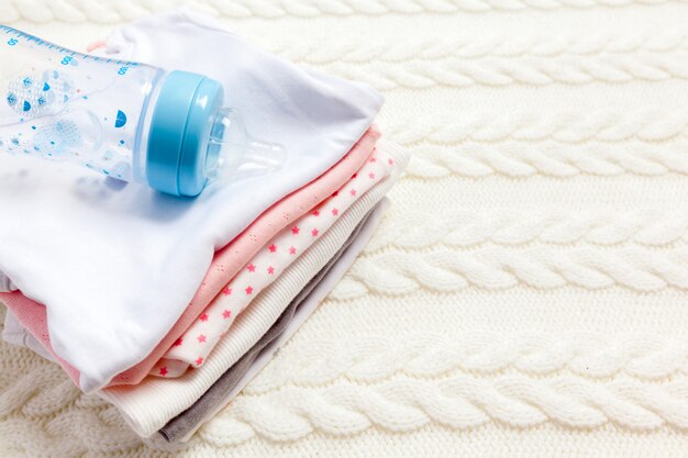 Foto schließen sie oben von der babykleidung für neugeborenes auf tabelle