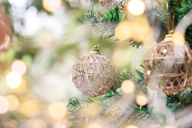 Schließen Sie oben von der Goldkugel für Weihnachten auf unscharfen Lichtern