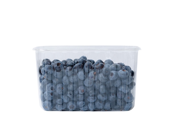 Schließen Sie oben von der Plastikschale voll von Blaubeeren lokalisiert auf weißem Hintergrund.