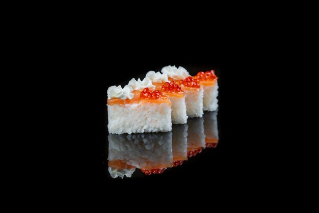 Schließen Sie oben von der Sushi-Rolle auf einer schwarzen Wand. Japanisches Gericht