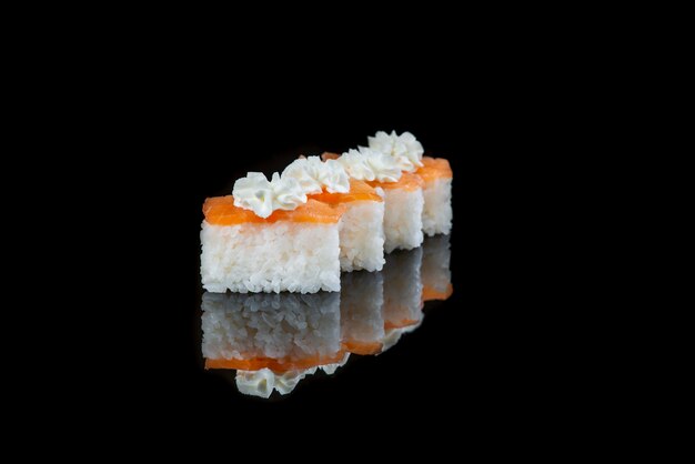 Schließen Sie oben von der Sushi-Rolle auf einer schwarzen Wand. Japanisches Gericht