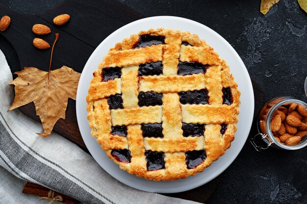 Schließen Sie oben von einem Beeren-Torten-Kuchen, der auf einem weißen Teller serviert wird