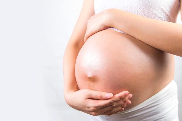 Schließen Sie oben von einem netten schwangeren Bauch