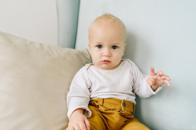 Schließen sie oben von einem niedlichen kaukasischen baby, das in einem sessel sitzt