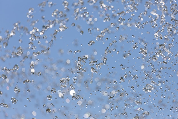 Schließen sie oben von einem wassertropfen auf einem blauen gradientenhintergrund