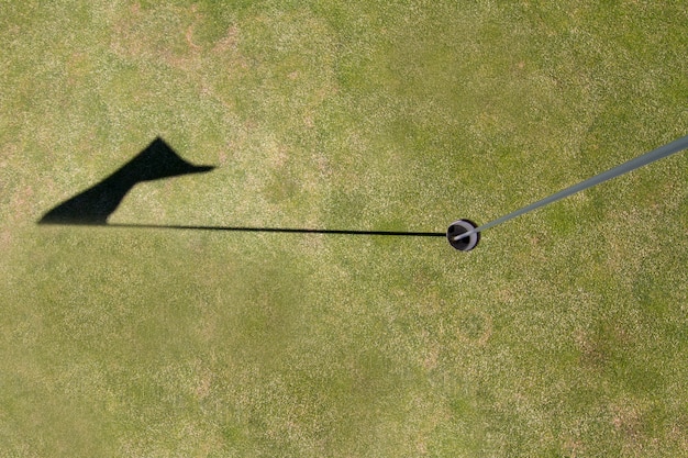 Schließen Sie oben von einer Flaggolflochansicht über einen Golfplatz.