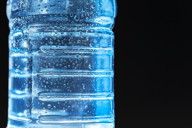 Foto schließen sie oben von einer flasche des funkelnden wassers mit kondensation auf ihr