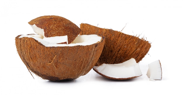 Schließen Sie oben von einer Kokosnuss, die in Stücke geknackt wird